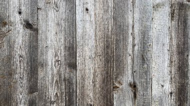 Eski gri kahverengi ahşap zemin, grunge tarzında koyu doğal ahşaptan yapılmış. Yukarıdan manzara. Kozalaklı çam ağacının doğal ham düzlemli dokusu. Düz atış yapmak için masanın yüzeyi yatıyordu. Boşluğu kopyala