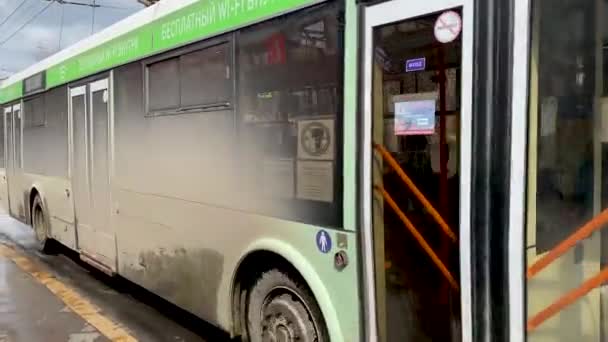 Pessoas com máscaras protetoras entram no transporte público na parada de ônibus. Proteja passageiros e motoristas do coronavírus. Estilo de vida durante a pandemia. Novo normal. Fica em segurança. Volgodonsk, Rússia-8 de abril de 2021. — Vídeo de Stock