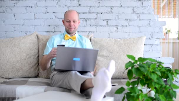 Виртуальный праздник. Элегантный мужчина в рубашке и галстуке-бабочке с бокалом вина на онлайн-свидании по вызову. Счастливчик произносит тост и удаленно празднует праздник в видеочате в самоизоляции. Любовь в изоляции. — стоковое видео
