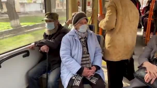 Le persone anziane in maschere protettive cavalcano i mezzi pubblici in città. Nuova normalità. Violazione della distanza sociale. I passeggeri degli autobus sono protetti dal coronavirus. Russia, Volgodonsk 28 aprile 2021. — Video Stock