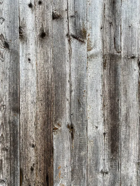 Altes graubraunes Holz Hintergrund aus dunklem Naturholz im Grunge-Stil. Der Blick von oben. Natürliche roh gehobelte Textur von Nadelkiefern. Die Oberfläche des Tisches zum Schießen lag flach. Kopierraum. — Stockfoto