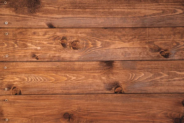 Fondo de madera marrón antiguo hecho de madera natural oscura en estilo grunge. La vista desde arriba. Textura natural cepillada de pino de coníferas. La superficie de la mesa para disparar plano yacía. Copiar espacio. —  Fotos de Stock