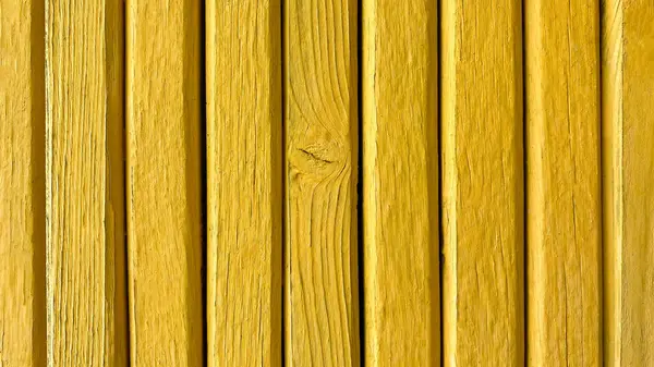 Antiguo fondo amarillo de madera de tablas verticales pintadas de color en estilo grunge. Vista superior. Textura cepillada cruda de pino de coníferas. Superficie de la mesa para disparar plano laico. Copiar espacio. —  Fotos de Stock