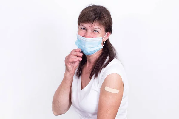 Gelukkig Volwassen Vrouw Masker Met Pleister Schouder Vaccinatie Tegen Coronavirus — Stockfoto