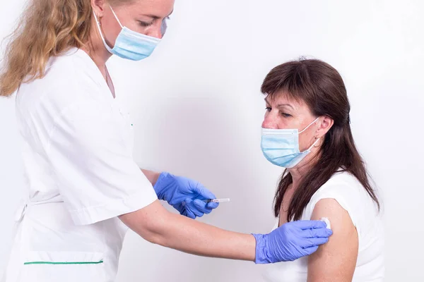 Ärztin Oder Krankenschwester Die Dem Patienten Einen Schuss Oder Eine — Stockfoto