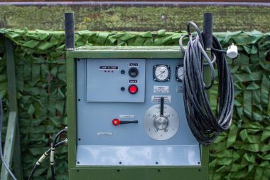 Donanma Askeri Sergisi. Suyun altında, üzerinde regülatör ve düğmeler olan bir basınç kontrol paneli. Rusya, Volgodonsk, Romanovskaya 07 Haziran 2021.