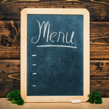 bir kara tahta yazılı menüsü