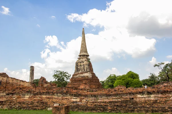Touristenreisen zur Besichtigung der antiken Pagode im Tempel Wat Mahathat, Ayutthaya, Thailand — Stockfoto
