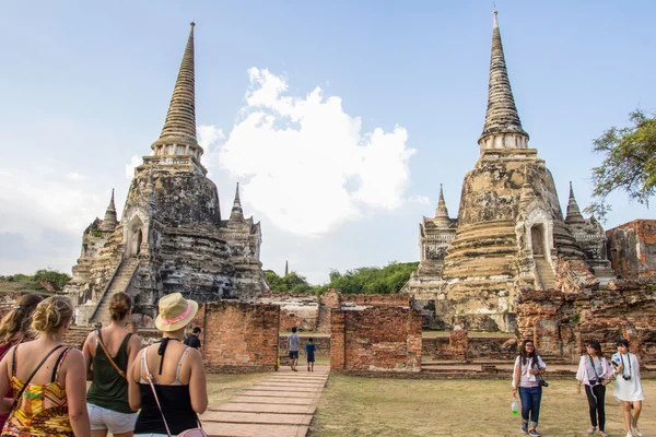 タイ、アユタヤのワットマハタート寺院で古代の仏塔を訪問する観光旅行 — ストック写真