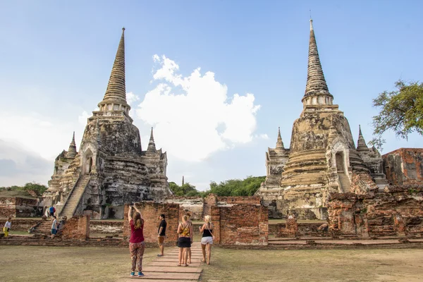 Туристические поездки, чтобы посетить древнюю пагоду в храме Ват Махата, Аюттхая, Таиланд — стоковое фото
