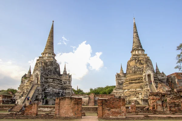 Touristenreisen zur Besichtigung der antiken Pagode im Tempel Wat Mahathat, Ayutthaya, Thailand — Stockfoto