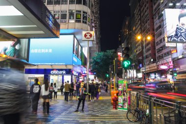  Popüler alışveriş sokak bölgesi Tsim Sha Tsui, Hong Kong, gece görünümü.