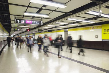 rowd yolcu 7 Aralık 2015 Tsim Sha Tsui istasyonuna yürüme.