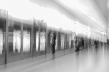 Hong Kong, Dec08, 2015: Kalabalık Tsim Sha Tsu yolcu yürüyüş