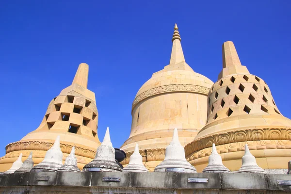 Pískovec Pagoda v Pa Kung chrám v Roi Et z Thajska. Zde je místo pro meditaci. — Stock fotografie