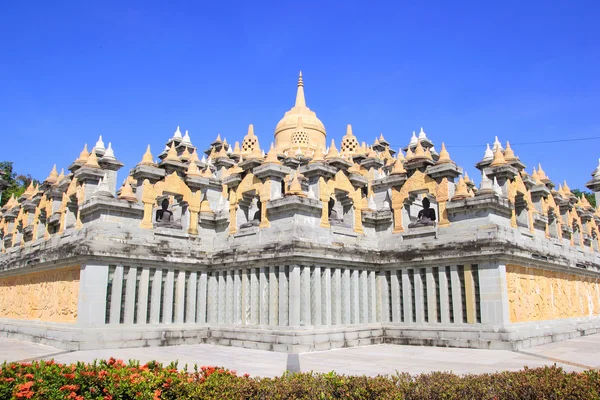 Pískovec Pagoda v Pa Kung chrám v Roi Et z Thajska. Zde je místo pro meditaci. — Stock fotografie