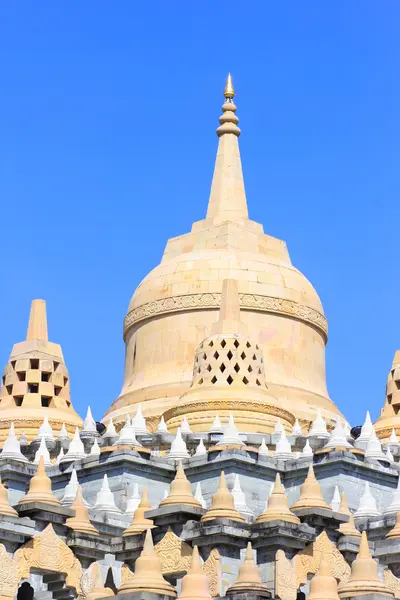 Pískovec Pagoda v Pa Kung chrám v Roi Et z Thajska. Zde je místo pro meditaci. — Stock fotografie