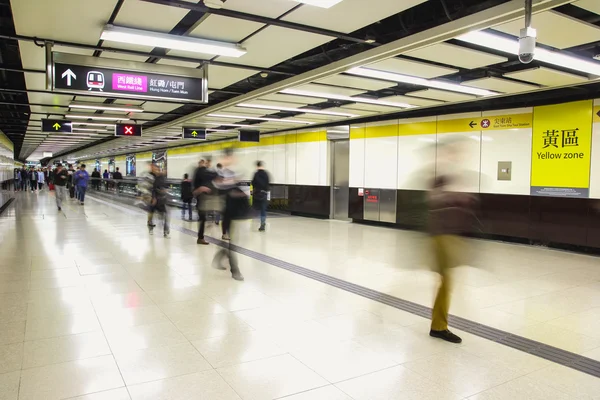 Rowd pasażerów chodzić w Tsim Sha Tsui station na 7 grudnia 2015. — Zdjęcie stockowe