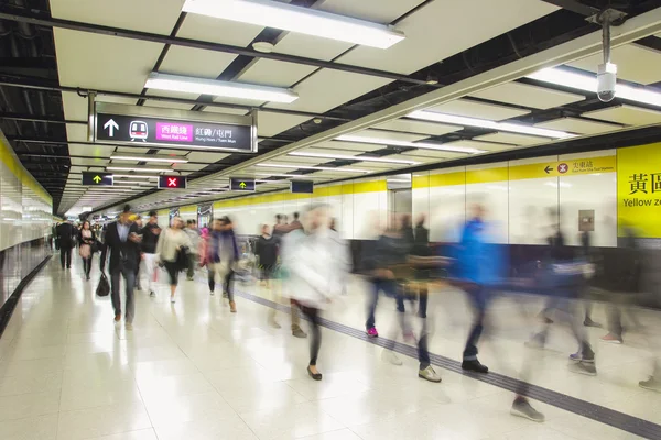 Rowd of passengers walk in Tsim Sha Tsui station le 7 déc. 2015 . — Photo