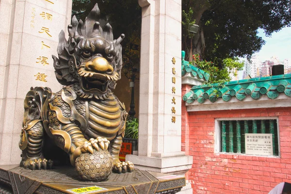 Ένα από τα δύο δράκος χάλκινο άγαλμα στην κύρια είσοδο Sik Sik Yuen ναό Wong Tai Sin. — Φωτογραφία Αρχείου