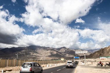 LEH, Hindistan - 16 Haziran 2019: Hindistan 'ın kuzeyinde Leh-Ladakh' ta dağ ve gökyüzü arka planına sahip Leh karayolu kırsal yol manzarası