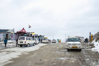 LEH LADAKH, Hindistan - 17 HAZİRAN 2018: Turist arabayı dünyanın en yüksek motorlu geçidine park ediyor. Khardung La, Hindistan 'ın Ladakh bölgesinin Ladakh bölgesinde bir dağ geçididir..