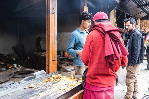 Leh Ladakh India Czerwca 2018 Niezidentyfikowani Mężczyźni Ladakhi Kupujący Tradycyjne — Zdjęcie stockowe