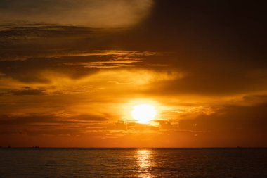 Denizde güzel bir gün doğumu. Görüntünün alçak tuşu.