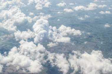 Ho Chi Minh şehri, Vietnam beyaz bulutlar altında. Uçaktan görüntüle.