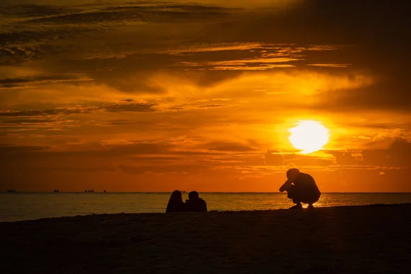 Silueta Gente Mirando Amanecer Playa — Foto de Stock