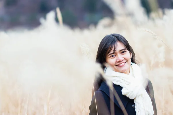 Asian Woman Smiling Feeling Happy Blurred Background Reed Glass Winter — Stock Photo, Image