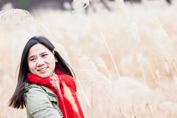 Mulher Asiática Sorrindo Sentindo Feliz Fundo Borrado Vidro Junco Inverno — Fotografia de Stock