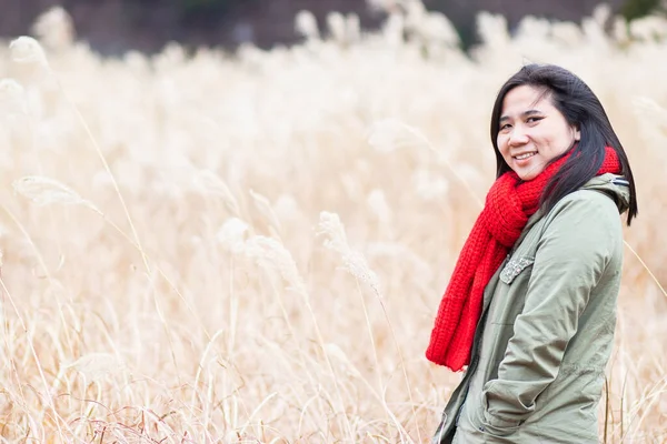 Mulher Asiática Sorrindo Sentindo Feliz Fundo Borrado Vidro Junco Inverno — Fotografia de Stock