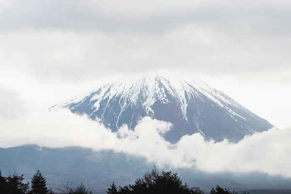 富士山や富士山は雲に覆われている — ストック写真