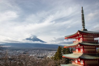 Fujisan ve Fuji dağı kırmızı Chureito pagoda ile