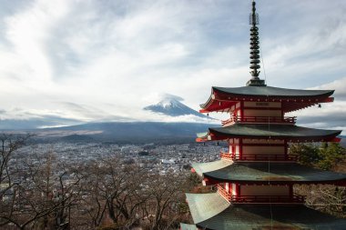 Fujisan ve Fuji dağı kırmızı Chureito pagoda ile