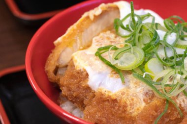 Tonkatsu ya da pilavlı kızarmış domuz pirzolası.. 