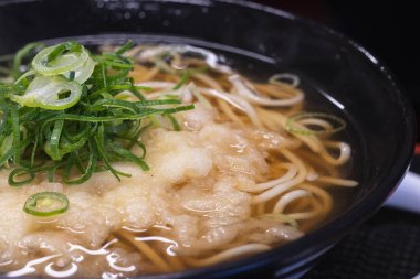 Tempura Soba Erişte Çorbası. Japon yemeği..
