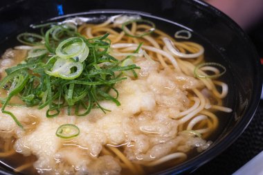 Tempura Soba Erişte Çorbası. Japon yemeği..