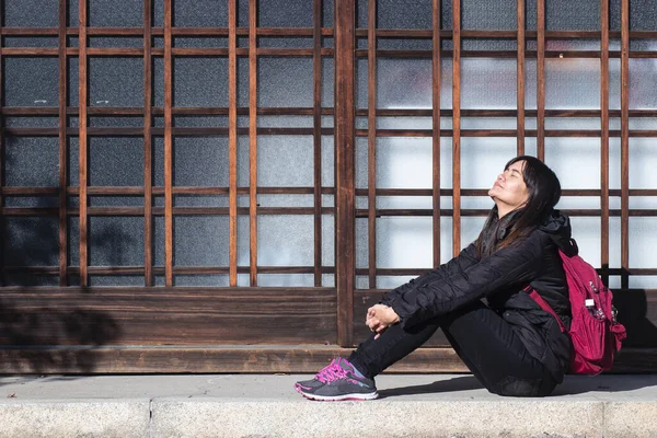 Aziatische Vrouw Zit Rust Kijken Omhoog Zon Japanse Stijl Huis — Stockfoto