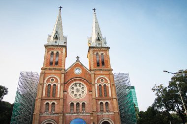 HO CHI MINH, VIETNAM - DEC05, 2018 - Notre-Dame Saigon Katedral Bazilikası resmi olarak Ho Chi Minh City, Vietnam 'da Meryem Ana' nın katedrali.