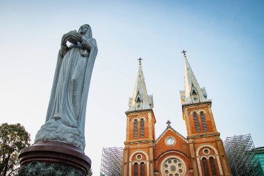 HO CHI MINH, VIETNAM - DEC05, 2018 - Notre-Dame Saigon Katedral Bazilikası resmi olarak Ho Chi Minh City, Vietnam 'da Meryem Ana' nın katedrali.