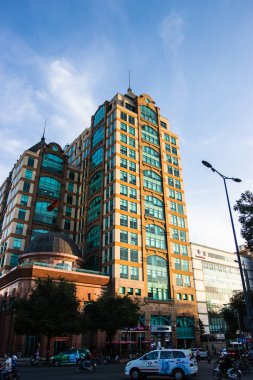HO CHI MINH, VİETNAM - DEC05, 2018 - Ho Chi Minh City, Vietnam 'da mavi gökyüzü ile modern bina tasarımı.