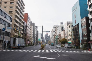 TOKYO, JAPONYAN - DEC8, 2018: Japon kültürü Tokyo 'da sabah temizlenen yollar.