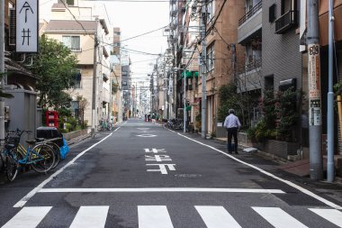 TOKYO, JAPONYAN - DEC8, 2018: Japon kültürü Tokyo 'da sabah temizlenen yollar.