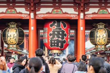 TOKYO, JAPONYAN - DEC07, 2018 - Senjoji tapınağındaki büyük kırmızı fener veya Asakusa Kannon tapınağı Asakusa 'daki bir Budist tapınağıdır. Tokyo 'nun en renkli ve popüler tapınaklarından biridir..