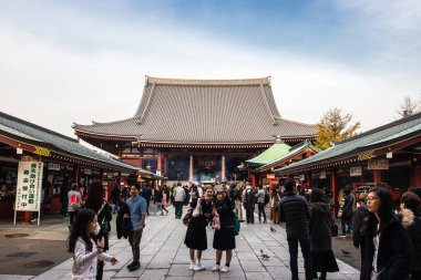 TOKYO, Japonca - DEC07, 2018 - Senjoji tapınağı veya Asakusa Kannon tapınağı, Asakusa 'da bulunan bir Budist tapınağıdır. Tokyo 'nun en renkli ve popüler tapınaklarından biridir..