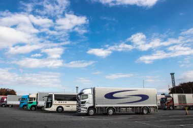 JAPONYA - 8 ARALIK 2018: Birçok araba Japon otoyollarındaki park noktalarında durur.