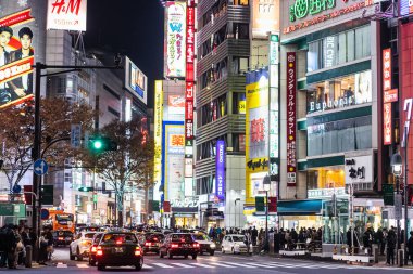 TOKYO, JAPONYA - 8 DEC8, 2018: Shibuya geçidinde yürüyen insanlar, Tokyo, Japonya 'daki büyük yaya geçitlerinden biridir..