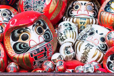 TAKASAKI, GUMMA, JAPAN - 8 DEC8, 2018: Shorinzan Darumaji Tapınağı, Takasaki, Gumma, Japonya 'daki bir yığın Daruma veya Japon şanslı bebekleri.